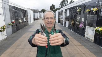 Antonio Varela (Razo, 63 aos) trabaja en el cementerio municipal de Carballo desde hace nueve aos.