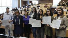 Los premiados de los Premios TFG Jos� Manuel P�rez Canal posaron junto a Carmen Canal y Marta P�rez Canal