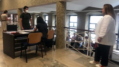 La consejera Lydia Espina observa c�mo discurre el llamamiento de uno de los tribunales de la especialidad de Educaci�n F�sica.