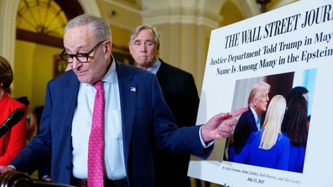 El senador demcrata estadounidense Chuck Schumer, tras aprobar la publicacin de los documentos de Epstein