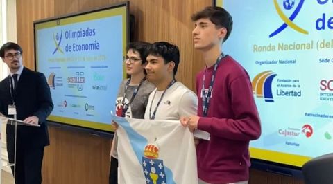 Iv&aacute;n, el primero por la derecha, durante la ceremonia de apertura de la ronda nacional de las Olimpiadas de Econom&iacute;a el a&ntilde;o pasado, en la que participaron tres alumnos del Xo&aacute;n Montes.