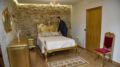 La habitación más llamativa de la casa cuenta con muebles de madera maciza lacados en dorado que bien podrían haber pertenecido a un emperador