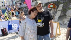 Tet y Anxo, ya casados, acudieron este domingo a una prueba de natacin celebrada en la playa de Malpica