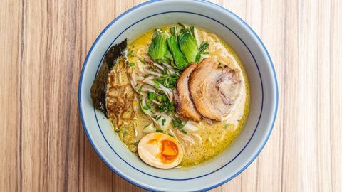 El ramen es una sopa cuyos ingredientes principales son los fideos chinos. Va acompaado de caldo de carne, verduras o pescado, adems de otros productos