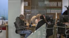 Funcionarios atendiendo a personal en el Rexistro Xeral de la Xunta en Santiago.