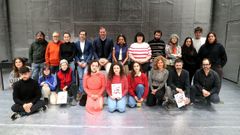 O equipo da nova montaxe do CDG este martes no Saln Teatro xunto ao conselleiro de Cultura, o director da Agadic e o responsable da compaa ptlica teatral