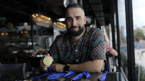 David Arcay, con varias de las medallas obtenidas durante su carrera.