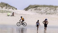 El buen tiempo atrae a los visitantes a las playas de O Grove