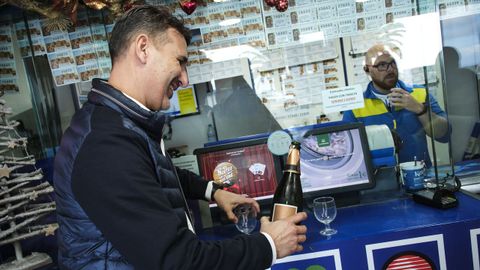 Daniel Rodr�guez, lotero del municipio tinerfe�o de La Matanza, celebra haber repartido el segundo de los cuartos premios de la loter�a de Navidad
