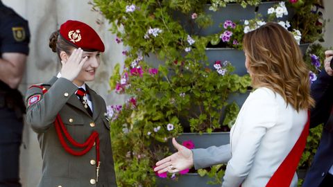 Leonor saluda a la alcaldesa de la ciudad de Zaragoza, Natalia Chueca