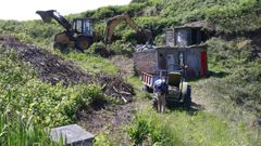 Lobadiz se despide del fe&iacute;smo con el derribo de las viejas casetas de pescadores