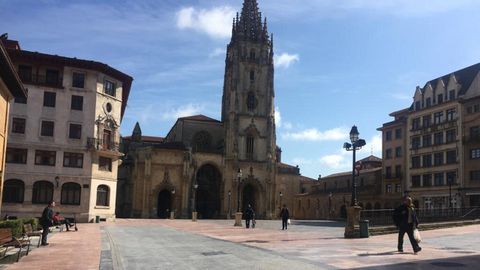 Plaza de la catedral, con algunas personas