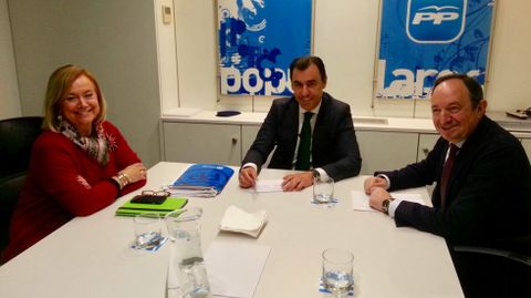 Mercedes Fern�ndez junto a Fernando Mart�nez-Ma�llo y Pedro Sanz.
