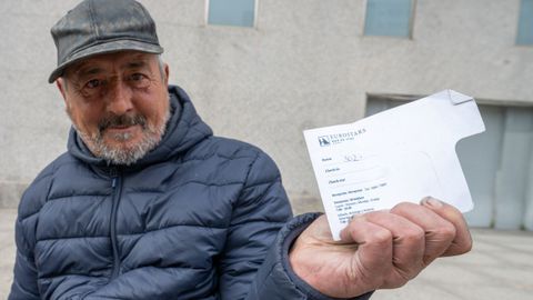 Alfredo muestra la tarjeta de su última habitación, que paga con lo que cobra de la Risga