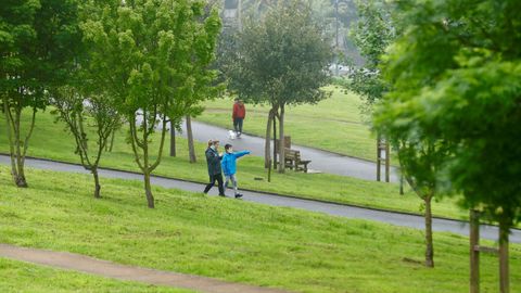 Una madre y su hijo pasean por el parque del Oeste