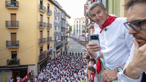 Alberto N��ez Feijoo contempla desde un balc�n uno de los encierros de las fiestas de San Ferm�n, en Pamplona.