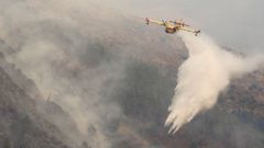 Un avi�n Canadair, actuando en un incendio en Quiroga, el pasado verano.