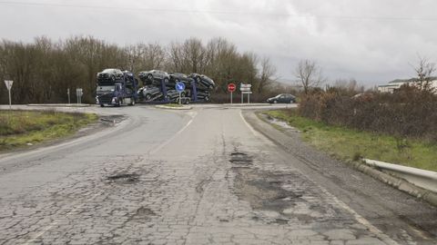 Da�os en el firme de la N-225, en el enlace con la autov�a A-52, en Xinzo.
