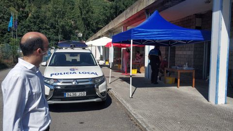 El alcalde de Cangas del Narcea, Jos� V�ctor Rodr�guez, junto al autocovid instalado en el recinto ferial de La Himera