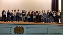 Foto de familia de alumnos y docentes de Laboru, junto a los pol�ticos