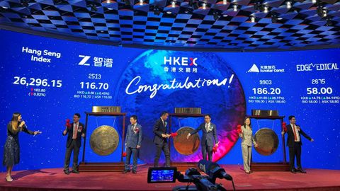 Varios ejecutivos de empresas tecnol�gicas y de IA chinas, en una apertura de la Bolsa de Hong Kong.