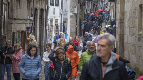 Turistas paseando por la rúa do Franco, este lunes en Santiago