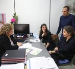 La concejala Carme Fouces, ayer, con la ANPA de Barcelos. 