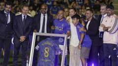El centrocampista del Oviedo Santi Cazorla (4-i), junto a Xavi Hernndez (3-d), Marcos Senna (3-i) y Emilio Butragueo (2-i), durante el homenaje recibido este jueves en el estadio Carlos Tartiere, en Oviedo, en uno de los actos del centenario del equipo asturiano