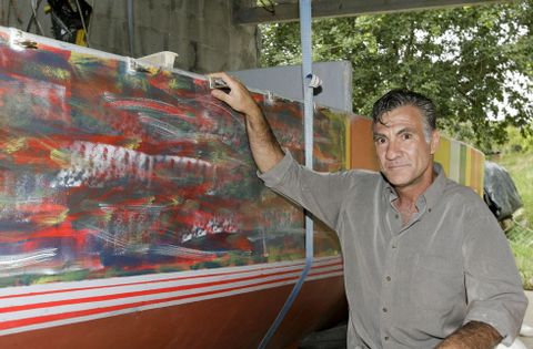 Carlos Miranda, junto al pat�n m�s avanzado del catamar�n que construye en Dexo. 