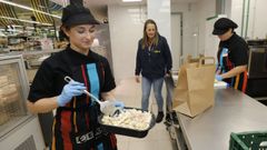 Imagen de archivo de personal del h�per de Eroski en Ribadeo preparando los men�s embolsados y la comida