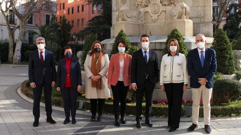 C�sar Mogo, a la derecha, en la nueva direcci�n del PSOE en el Senado