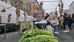 La feria mensual en Esteiro cont� con mucha animaci�n en torno a la gastronom�a del Entroido.
