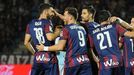 Borja Bastn y Sergi Enrich, ambos a la izquierda, celebran un gol con el Eibar