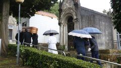 Entierro en el cementerio de Louriz�n con restricciones por el coronavirus