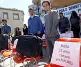 Os asistentes gardaron silencio enfronte das cadeiras. 