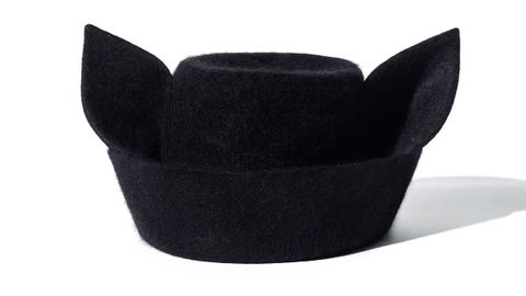 Philip Treacy x Zara 50 Aniversario. Sombrero Gato. Sombrero de fieltro con dos orejas de gato. Equilibra la fantasía con la elegancia, entre lo surrealista y lo encantador.