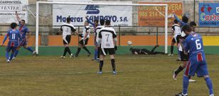 Lucas Nieto, a la izquierda en la imagen, celebra el segundo tanto unionista. 