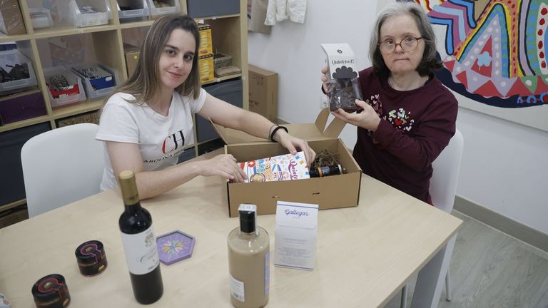 Maleni, con su empleada Yolanda, en la tienda Lamandala del centro comercial Coia 4, donde preparan las cajas.