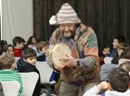 Anxo Moure, onte, durante o seu paso polo dolmen de Dombate, entretendo a todos os pequenos. 