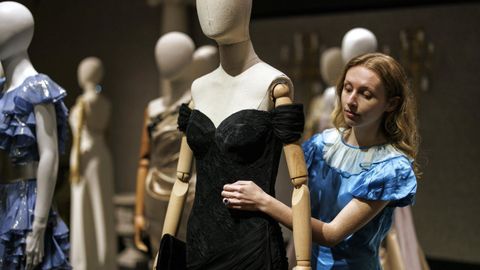 Copia del �vestido de la venganza� de Diana de Gales confeccionada para la serie �The Crown�