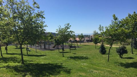 El parque infantil y de mayores está situado junto a una zona de árboles