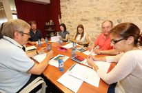 O alcalde, ao fondo, na primeira reuni�n como presidente do padroado da Fundaci�n Pondal<span lang= es-es >. </span>