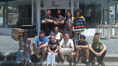Los trabajadores del proyecto Sin Etiquetas, delante del local