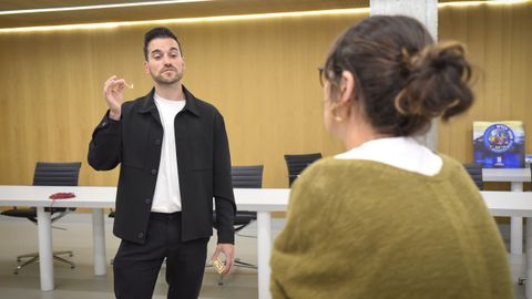 El mago Iago Barral haciendo un truco durante la presentacin del Abraioscopio