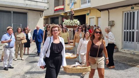 Procesi�n de san Antonio en Fontei en el 2025, con la imagen acompa�ada por las roscas casamenteras.