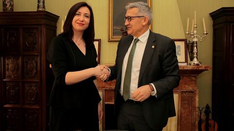 La nueva directora financiera de Orvana, Nuria Men�ndez Mart�nez y el rector de la Universidad de Oviedo, Santiago Garc�a Granda