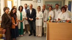 Caama�o, con personal de Pediatr�a, durante su visita al punto de recogida de leche materna del Marcide