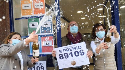 Trabajadores de la administracin nmero 9 de Avils celebran el quinto premio del Sorteo de la Lotera de Navidad que ha recado en el nmero 89.109