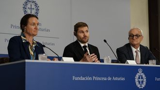 Lene Kr�l Andersen (i), directora ejecutiva de NordGen e integrante de la delegaci�n que representa a la B�veda Global de Semillas de Svalbard, el ministro de Agricultura y Alimentaci�n de Noruega, Nils Kristen Sandtr�en (c), y Stefan Schmitz, director de la organizaci�n que financia la B�veda Global de Semillas de Svalbard, proyecto galardonado con el Premio Princesa de Asturias de Cooperaci�n Internacional