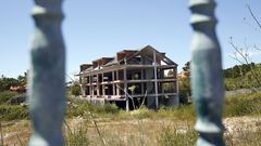 Por algo m�s de un mill�n de euros, 1.170.800 euros concretamente, est� en venta el armaz�n de lo que iba a ser un edificio de 64 viviendas en Agui�o que nunca lleg� a finalizarse